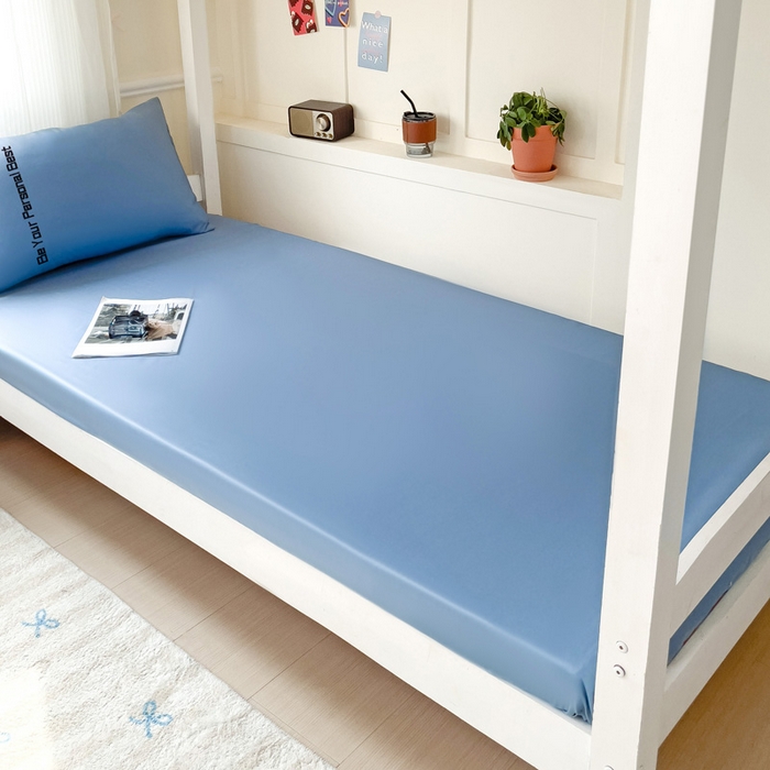 91家纺网 家纺一手货源 找家纺 纽缦家纺 2025新款纯色提花学生冰丝床笠 水光蓝