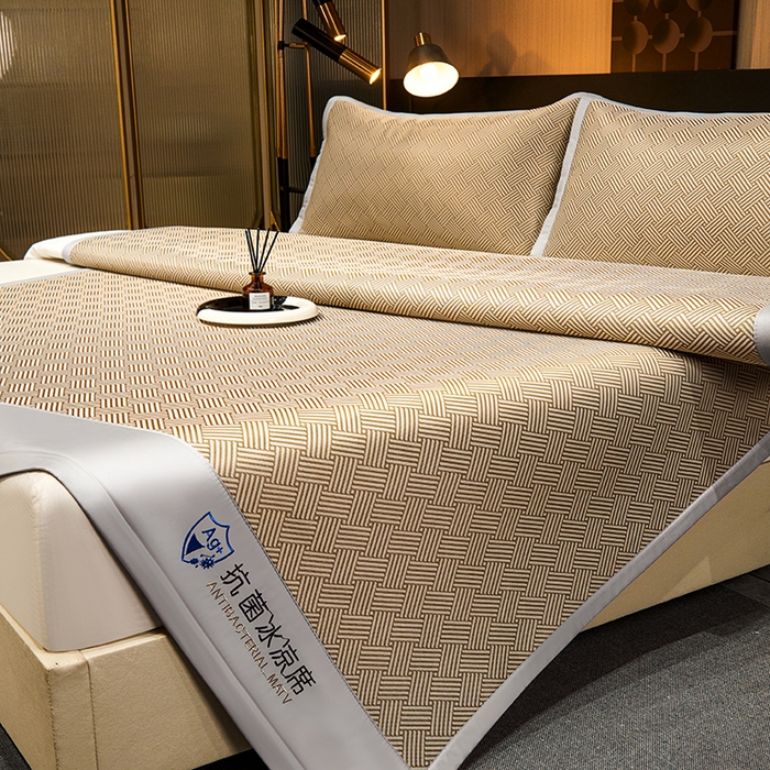 91家纺网 家纺一手货源 找家纺 小萌虎 2025新款轻柔丝抗菌冰丝藤凉席（复合三明治款）宽包刺绣冰丝软席藤席 抗菌三明治冰丝藤席-冰岛-时尚咖