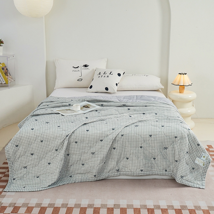 91家纺网 家纺一手货源 找家纺 被多多被业 2025新款凉感丝印花夏被夏凉被空调被 爱心蝴蝶结-咖