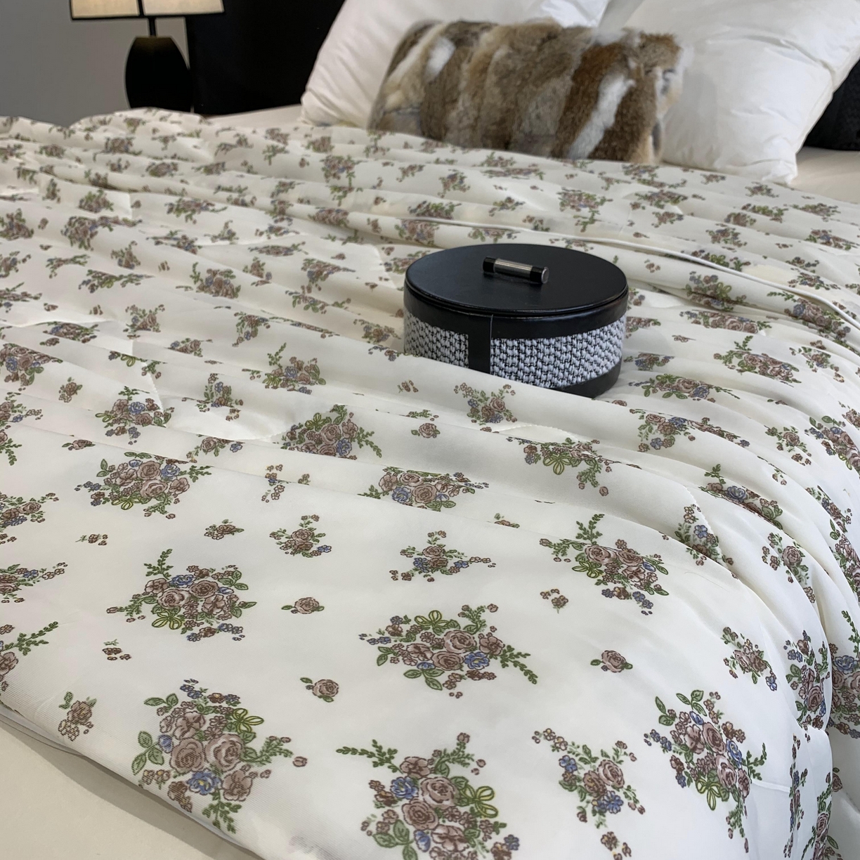 91家纺网 家纺一手货源 找家纺 2025新款小冰皮夏凉被锦纶氨纶面料空调夏被凉感丝单夏被空调被 碎花情怀