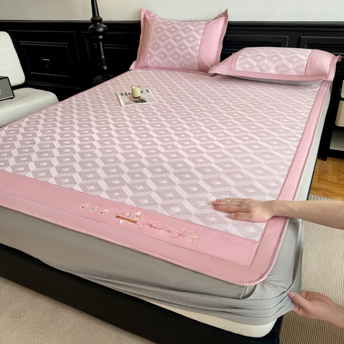 91家纺网 家纺一手货源 找家纺 鑫琪莱家纺 2025新款冰柔凉感丝凉席席子三件套 摩登立方-粉-床笠款