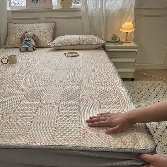 91家纺网 家纺一手货源 找家纺 金爱家 2025新款430克中分子豆豆席凉席席子 豆豆席-蝴蝶结粉