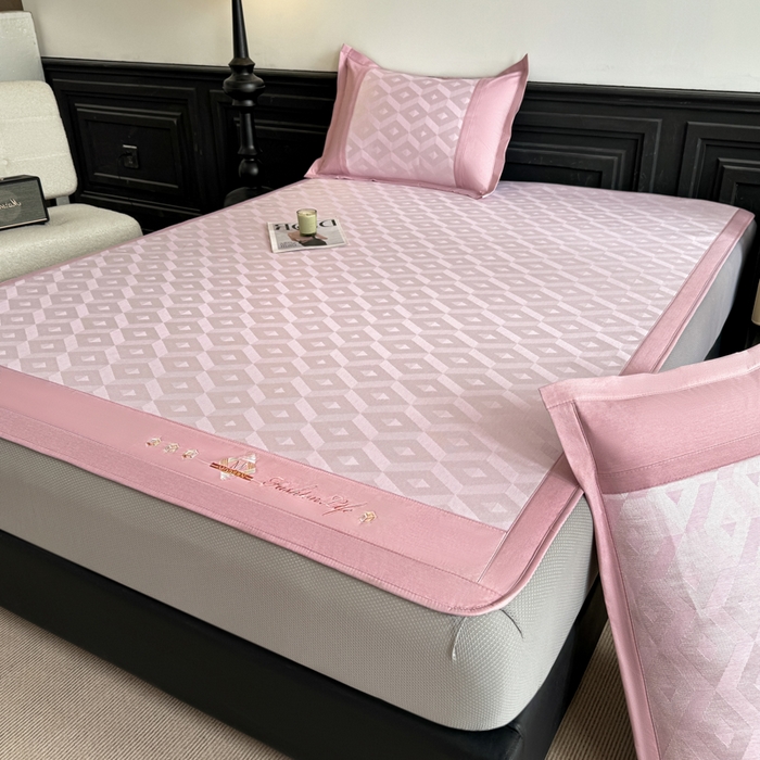 91家纺网 家纺一手货源 找家纺 鑫琪莱家纺 2025新款冰柔凉感丝凉席席子三件套 摩登立方-粉-床笠款