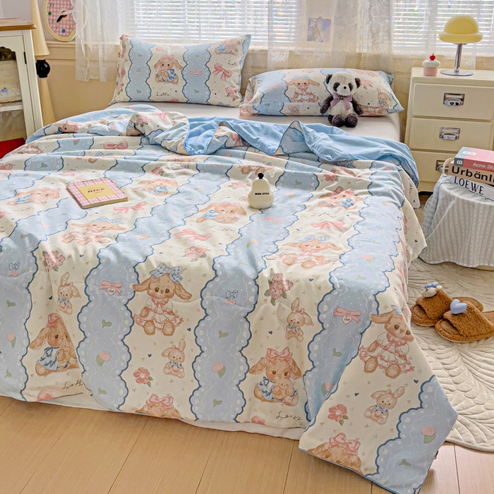 91家纺网 家纺一手货源 找家纺 2025春夏新款嵌绳款云柔水洗棉单夏被夏凉被空调被 嵌绳夏被-蓝色蕾丝兔