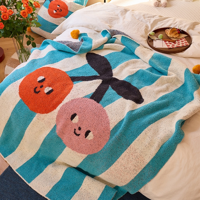 91家纺网 家纺一手货源 找家纺 （总）暖绵绵家纺 2025新款俏皮樱桃遇上条纹半边绒针织盖毯-慕樱