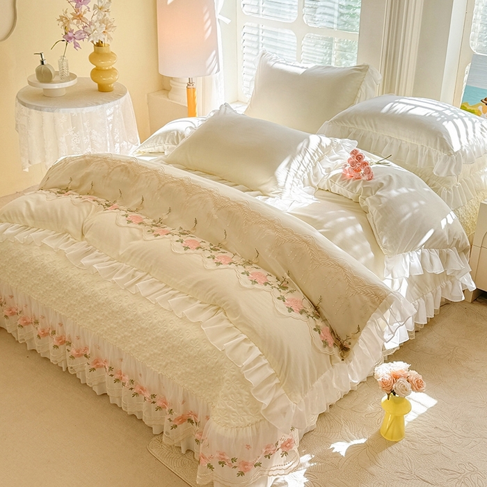 91家纺网 家纺一手货源 找家纺 大麦家纺2025新款年新款亲肤花边款床盖四件套  甜心小姐-奶昔白