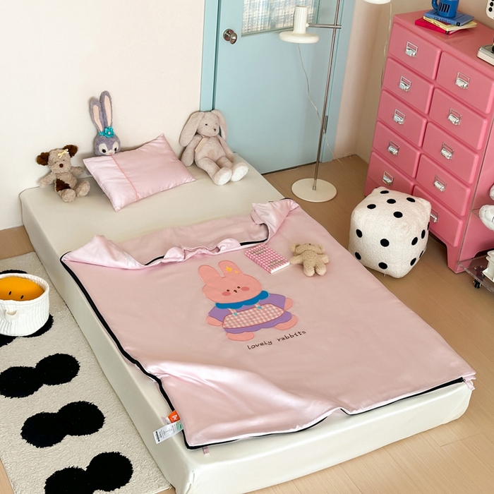 91家纺网 家纺一手货源 找家纺 喜多兔儿童家纺 2025新款60S兰精天丝睡袋防踢被 粉色围裙小兔宝