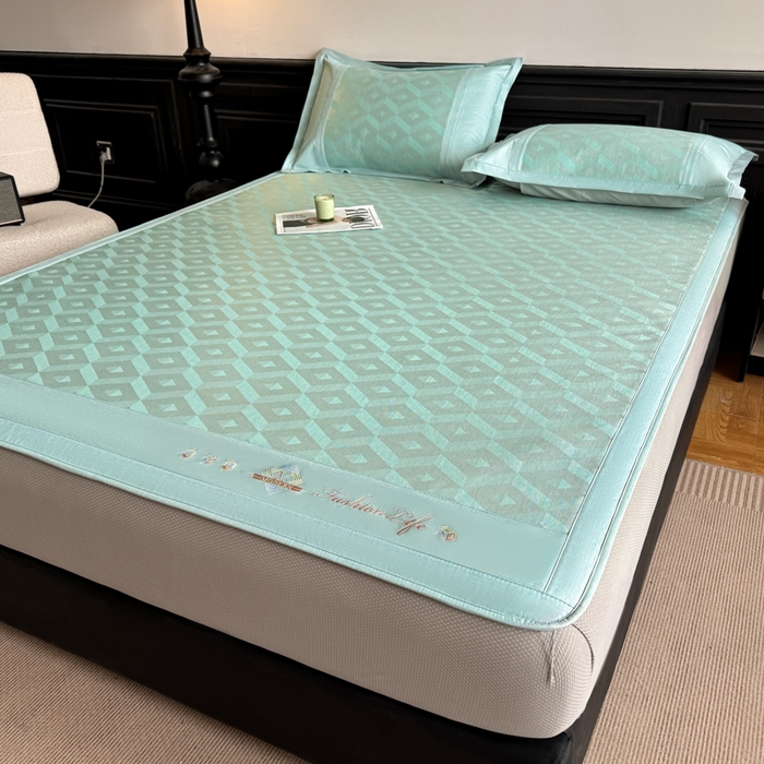 91家纺网 家纺一手货源 找家纺 鑫琪莱家纺 2025新款冰柔凉感丝凉席席子三件套 摩登立方-绿-床笠款