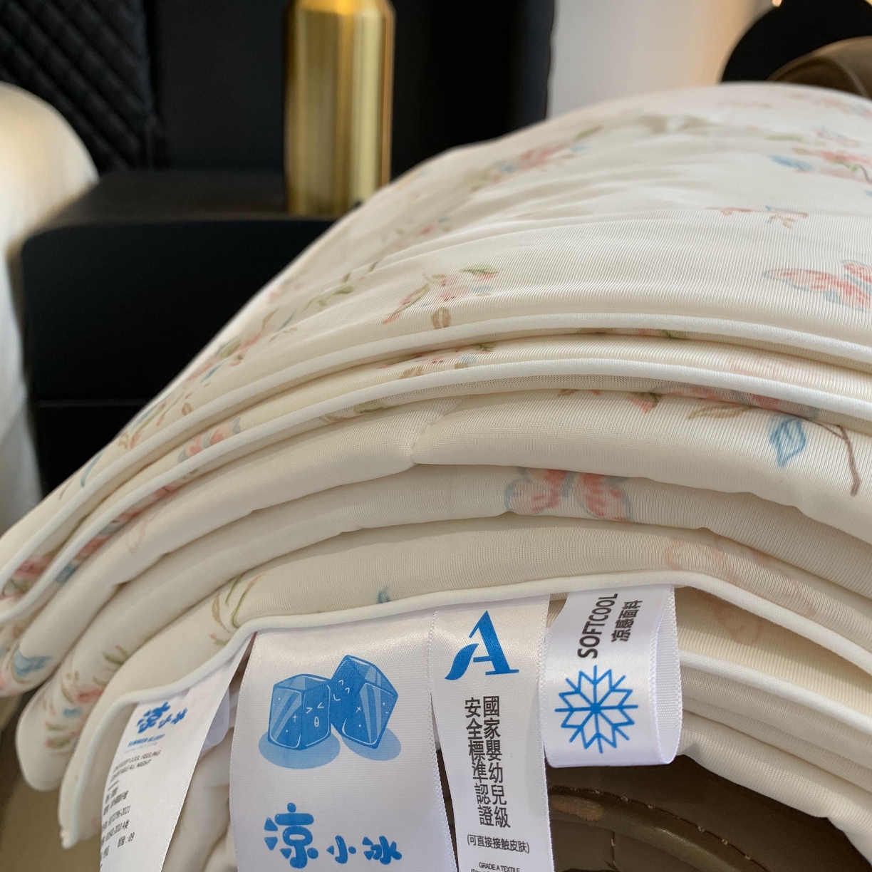 91家纺网 家纺一手货源 找家纺 2025新款小冰皮夏凉被锦纶氨纶面料空调夏被凉感丝单夏被空调被 桃花朵朵