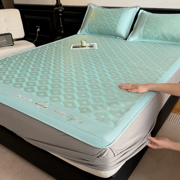 91家纺网 家纺一手货源 找家纺 鑫琪莱家纺 2025新款冰柔凉感丝凉席席子三件套 摩登立方-绿-床笠款