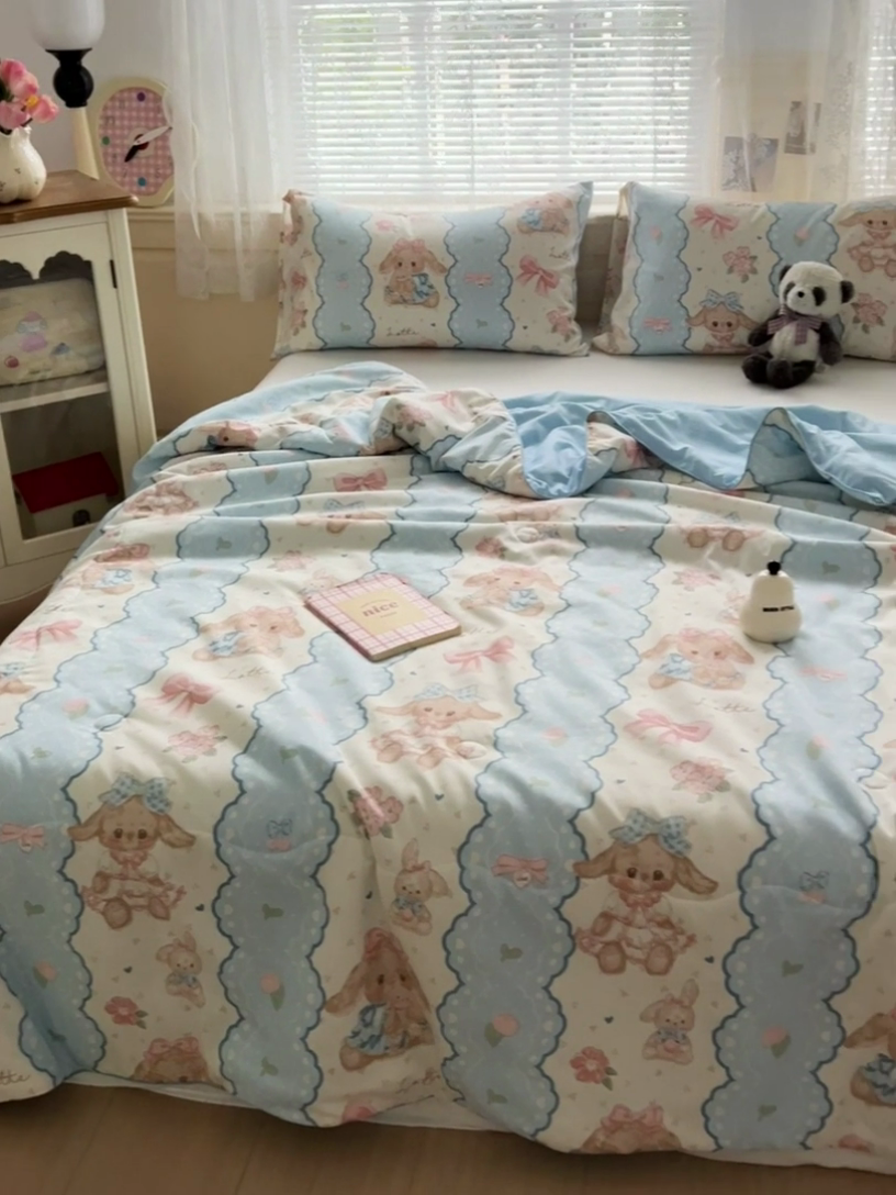 91家纺网 家纺一手货源 找家纺 2025春夏新款嵌绳款云柔水洗棉单夏被夏凉被空调被 嵌绳夏被-蓝色蕾丝兔