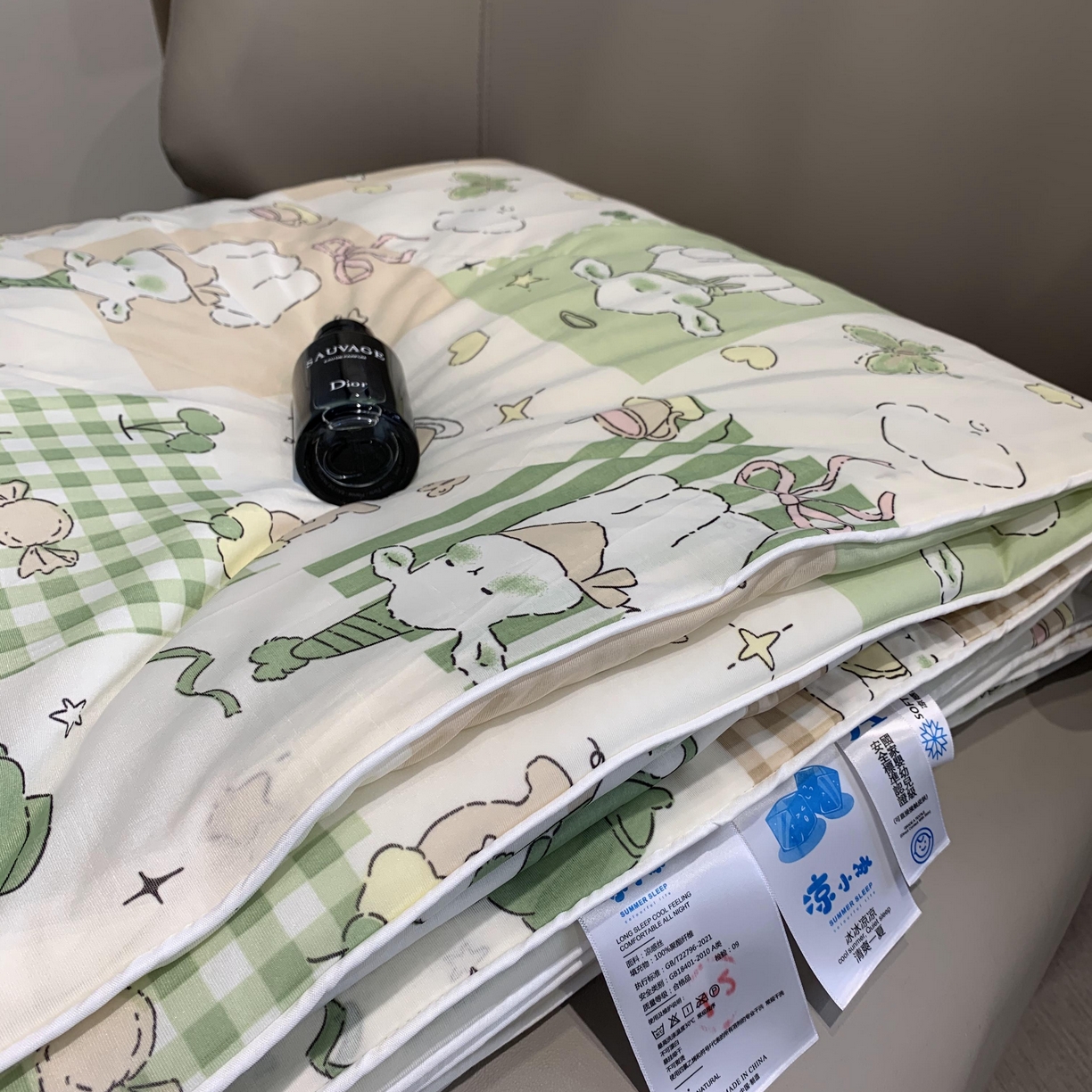 91家纺网 家纺一手货源 找家纺 2025新款小冰皮夏凉被锦纶氨纶面料空调夏被凉感丝单夏被空调被 生日派对