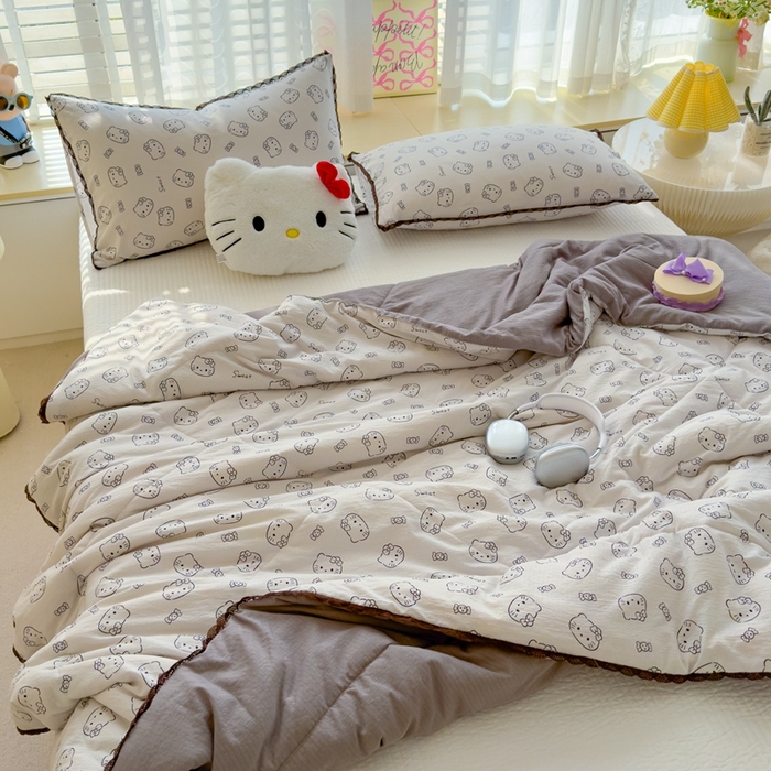 91家纺网 家纺一手货源 找家纺 贝扬思 2025新款云感双层纱抗菌花边夏被 灰云猫猫