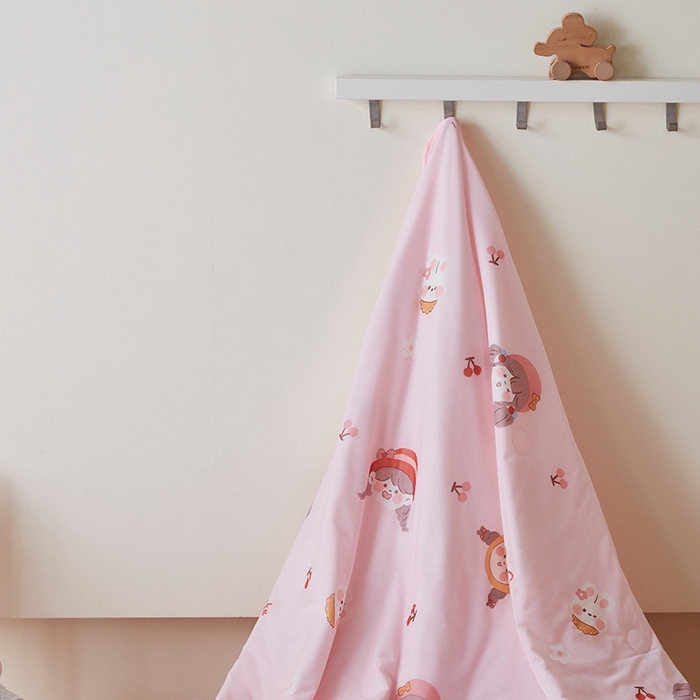 91家纺网 家纺一手货源 找家纺 嗨生活2025年儿童夏被 幼儿园夏被 凉感丝夏被 俏皮女孩