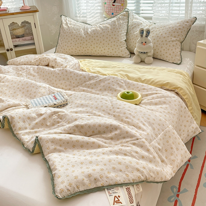 91家纺网 家纺一手货源 找家纺 优承佳生活馆 2025新款云感双层纱浪漫小花边抗菌夏被子被芯 田园牧歌