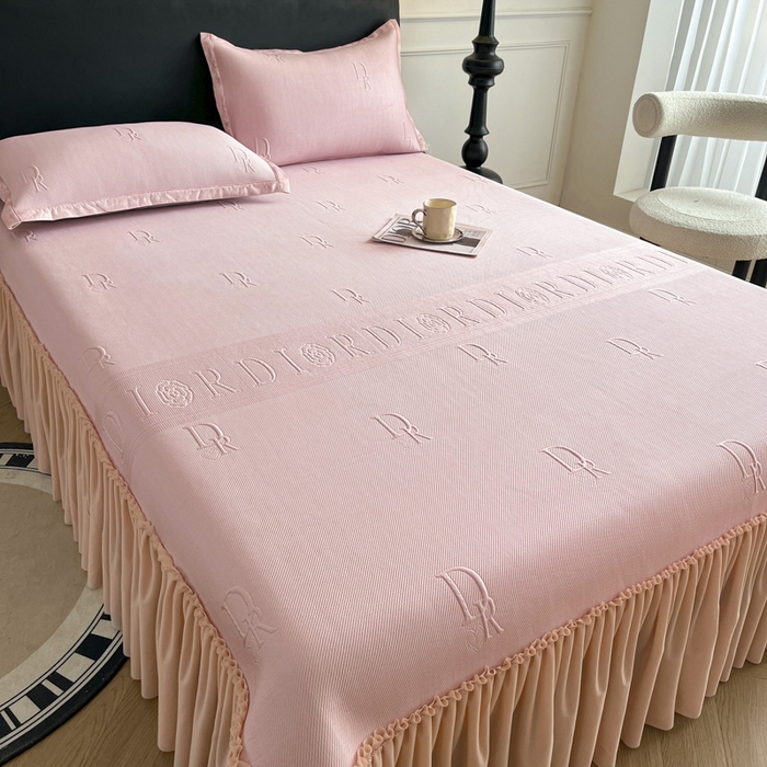 91家纺网 家纺一手货源 找家纺 鑫琪莱  2025新款5D立体雕花凉感豆豆冰丝床裙三件套 床裙D款-粉