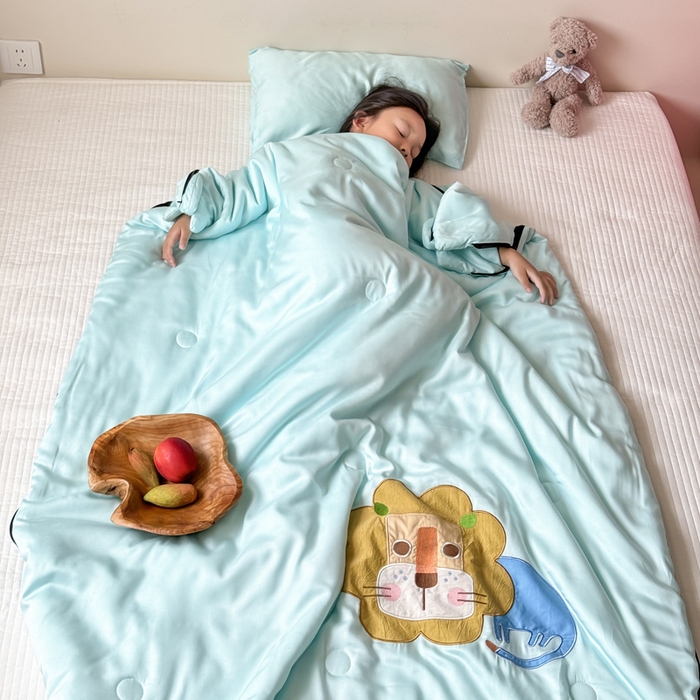 91家纺网 家纺一手货源 找家纺 喜多兔儿童家纺 2025新款萌宝系列40S纯棉夏季睡袋防踢被 湖蓝色小狮子芯芯