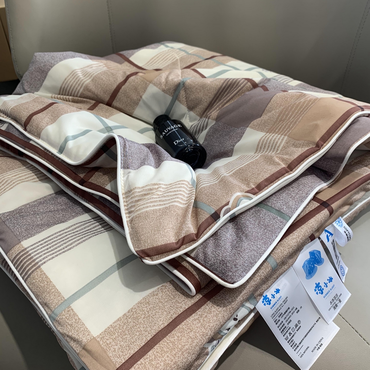 91家纺网 家纺一手货源 找家纺 2025新款小冰皮夏凉被锦纶氨纶面料空调夏被凉感丝单夏被空调被 宝格咖