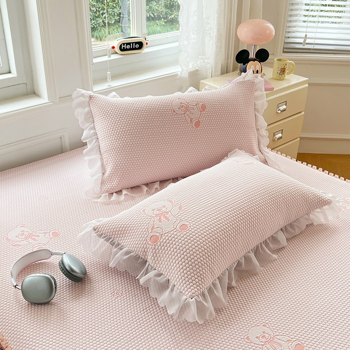 91家纺网 家纺一手货源 找家纺 梦舒羽 2025春夏新款冰豆豆凉席席子-床裙款 凉豆豆-小熊粉