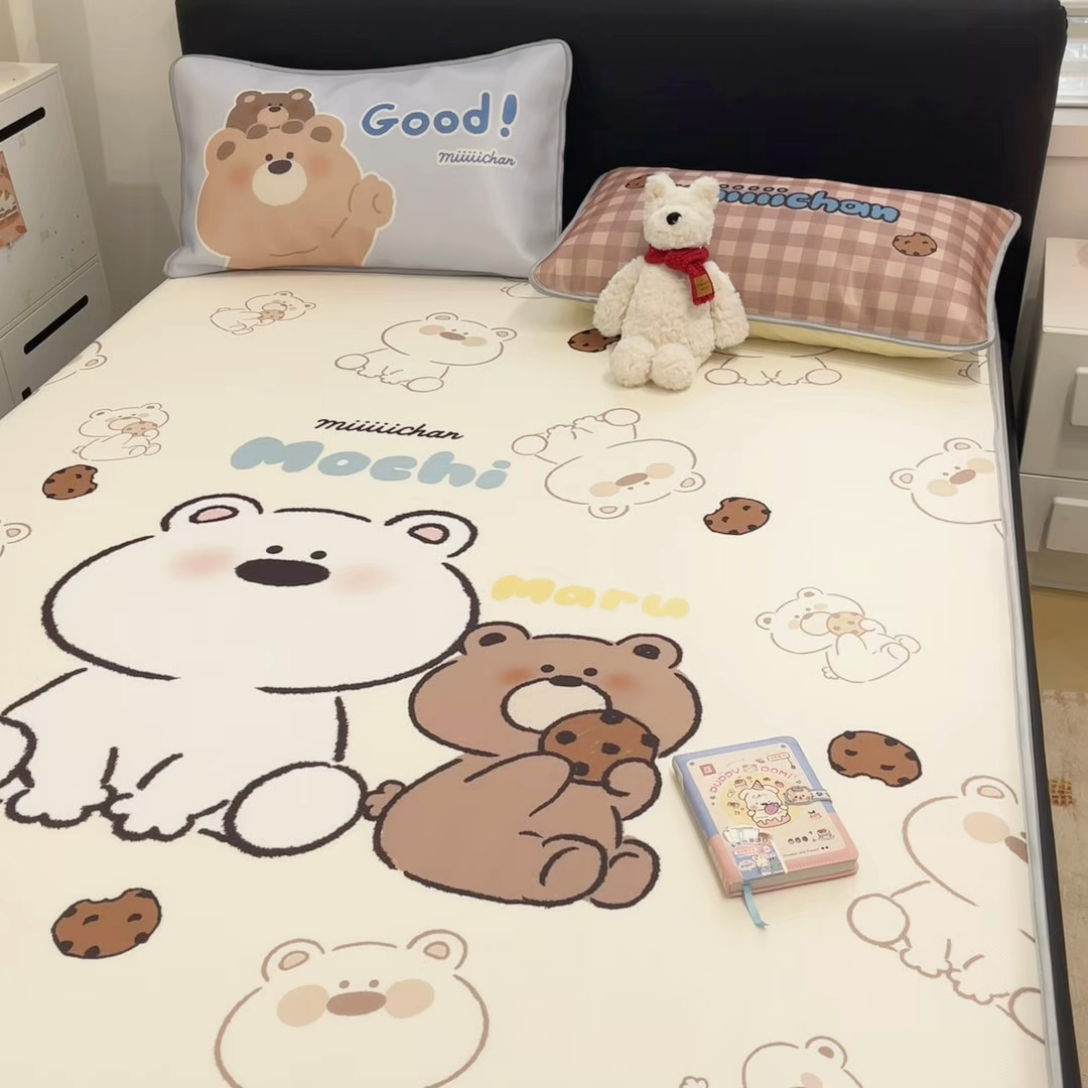 91家纺网 家纺一手货源 找家纺 暮思家居 2025新款正版miiiiichan可爱卡通大版数码印花A类1200D冰丝凉席三件套平铺床笠 贪吃熊