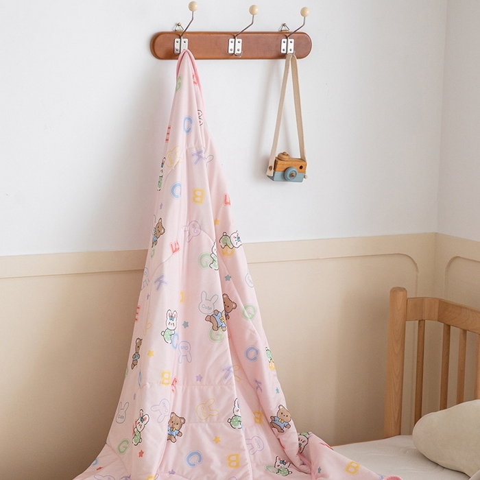 91家纺网 家纺一手货源 找家纺 嗨生活2025年儿童夏被 幼儿园夏被 凉感丝夏被 字母熊