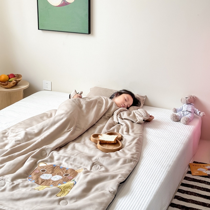 91家纺网 家纺一手货源 找家纺 喜多兔儿童家纺 2025新款萌宝系列40S纯棉夏季睡袋防踢被 卡其色小老虎多多