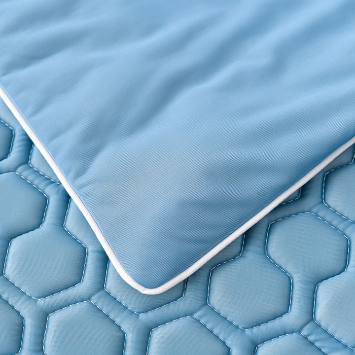 91家纺网 家纺一手货源 找家纺 民新家纺 2025新款凉感丝乳胶床裙凉席足球花系列纯色和印花 足球花-宾利兰