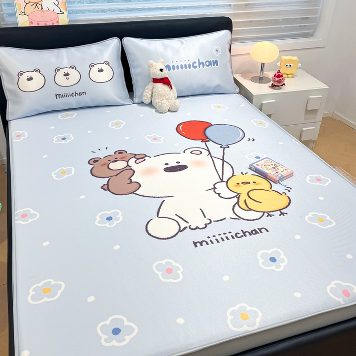91家纺网 家纺一手货源 找家纺 暮思家居 2025新款正版miiiiichan可爱卡通大版数码印花A类1200D冰丝凉席三件套平铺床笠 熊仔派对