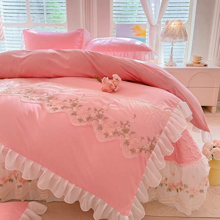 91家纺网 家纺一手货源 找家纺 大麦家纺2025新款年新款亲肤花边款床盖四件套  甜心小姐-樱花粉