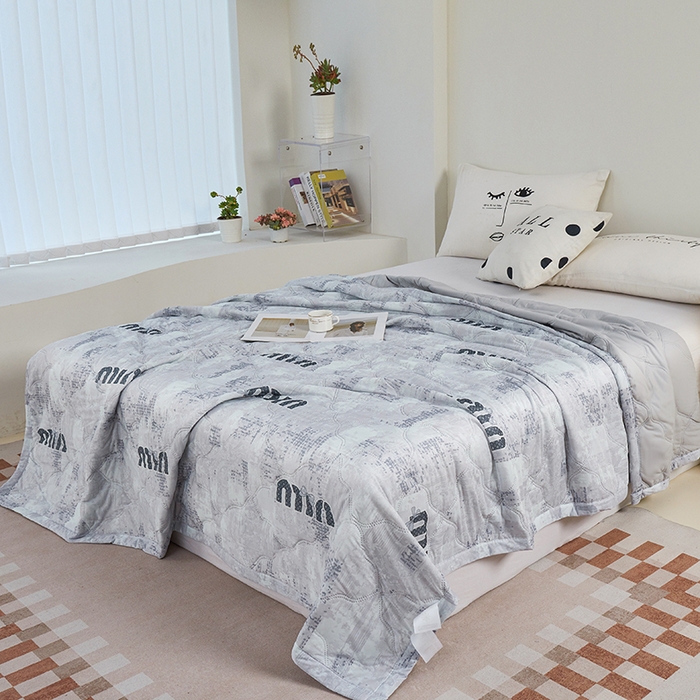 91家纺网 家纺一手货源 找家纺 被多多被业 2025新款凉感丝印花夏被夏凉被空调被 灰迷你