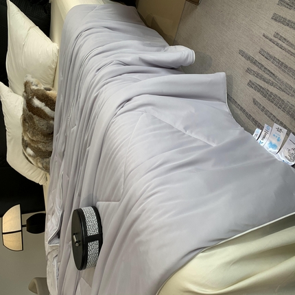 91家纺网 家纺一手货源 找家纺 2025新款小冰皮夏凉被锦纶氨纶面料空调夏被凉感丝单夏被空调被 幽兰拿铁