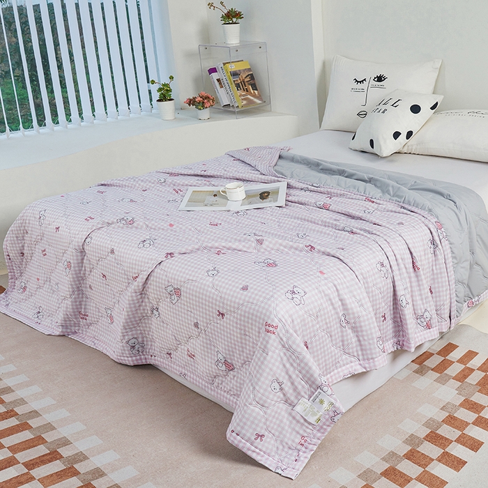 91家纺网 家纺一手货源 找家纺 被多多被业 2025新款凉感丝印花夏被夏凉被空调被 粉格熊