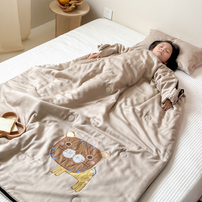 91家纺网 家纺一手货源 找家纺 喜多兔儿童家纺 2025新款萌宝系列40S纯棉夏季睡袋防踢被 卡其色小老虎多多