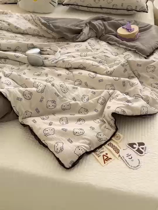 91家纺网 家纺一手货源 找家纺 贝扬思 2025新款云感双层纱抗菌花边夏被 灰云猫猫