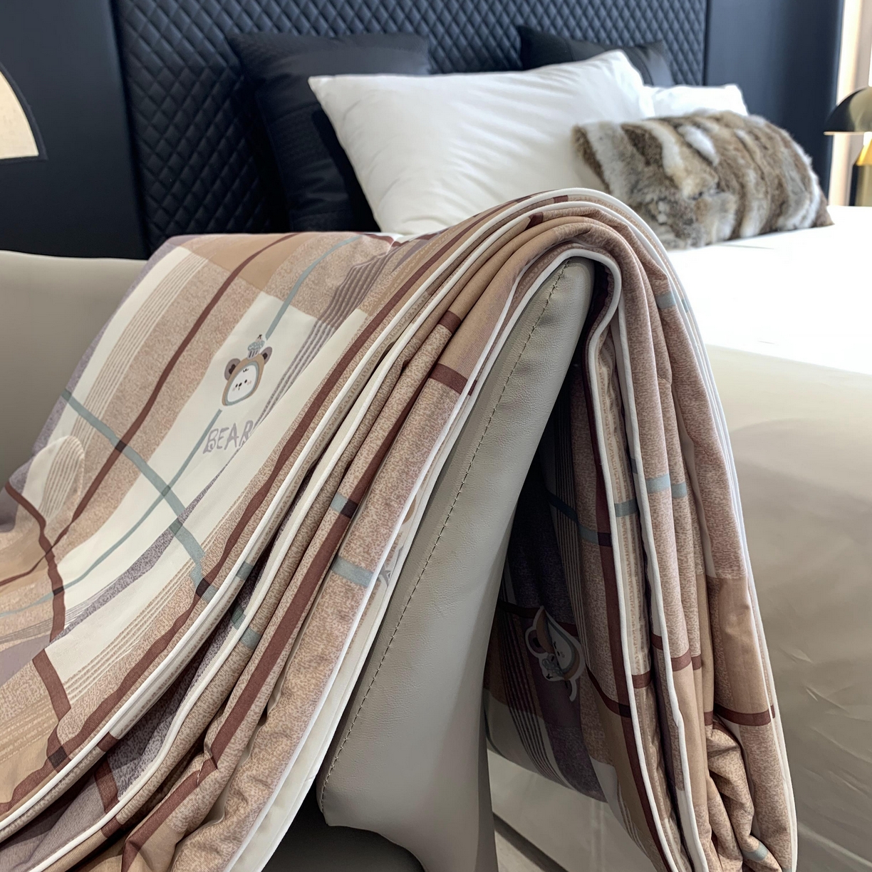 91家纺网 家纺一手货源 找家纺 2025新款小冰皮夏凉被锦纶氨纶面料空调夏被凉感丝单夏被空调被 宝格咖