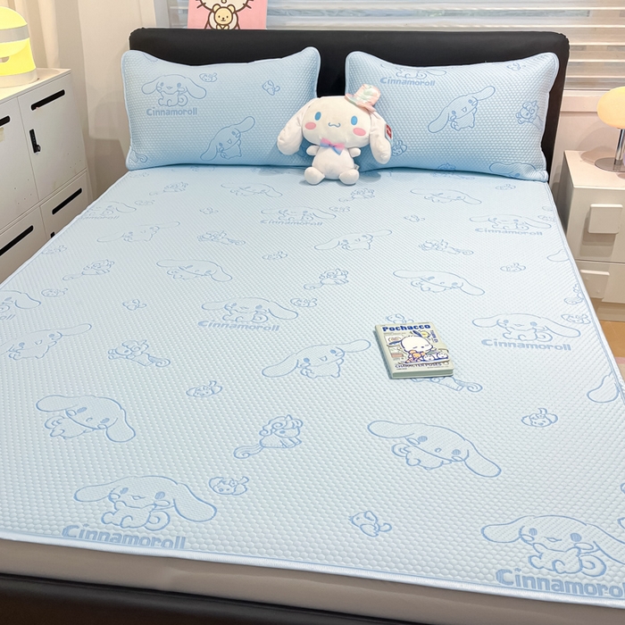 91家纺网 家纺一手货源 找家纺 2025新款三丽鸥正版授权A类提花冰豆豆凉席平铺款床笠款系列_1409 冰豆豆-玉桂狗-蓝