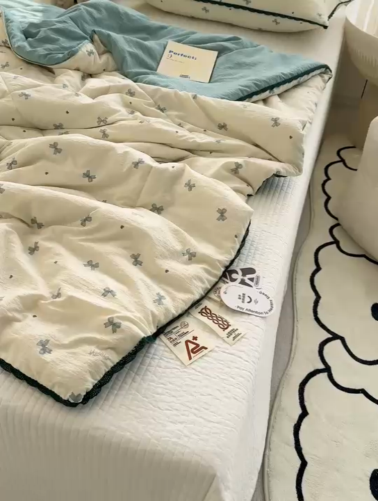 91家纺网 家纺一手货源 找家纺 贝扬思 2025新款云感双层纱抗菌花边夏被 蓝色泡泡