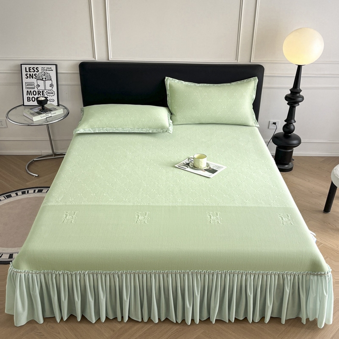 91家纺网 家纺一手货源 找家纺 鑫琪莱  2025新款5D立体雕花凉感豆豆冰丝床裙三件套 床裙H款-绿