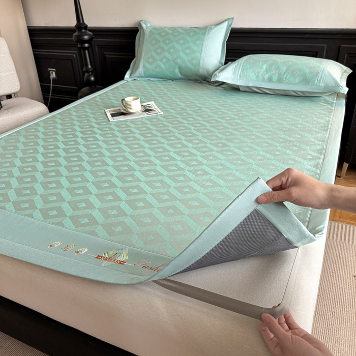 91家纺网 家纺一手货源 找家纺 鑫琪莱家纺 2025新款冰柔凉感丝凉席席子三件套 摩登立方-绿-床席款