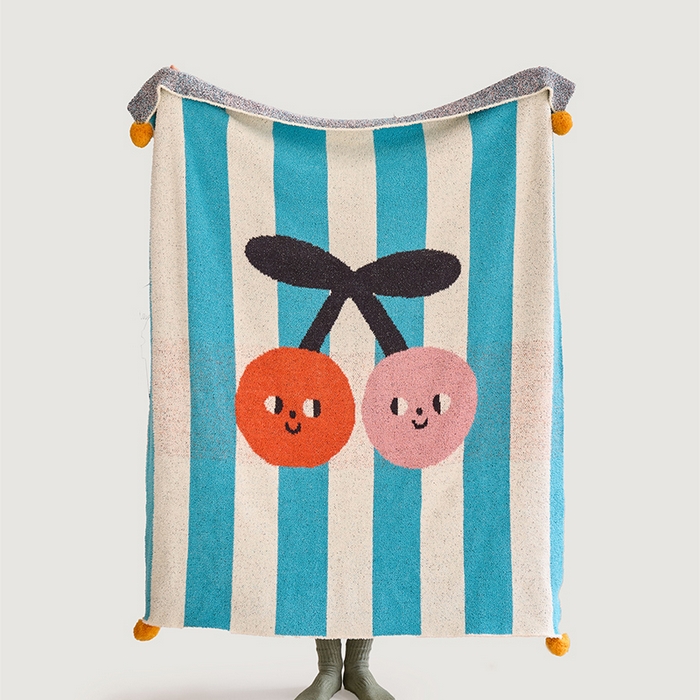 91家纺网 家纺一手货源 找家纺 （总）暖绵绵家纺 2025新款俏皮樱桃遇上条纹半边绒针织盖毯-慕樱