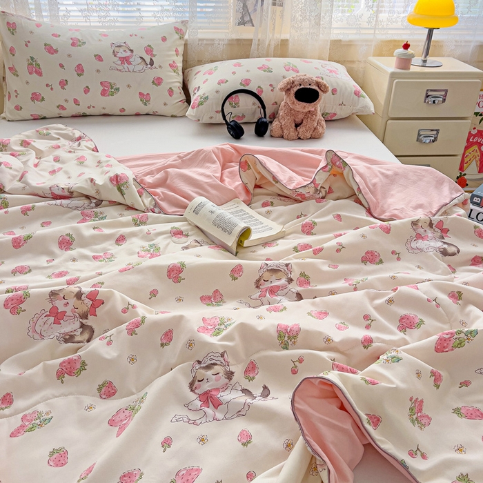 91家纺网 家纺一手货源 找家纺 2025春夏新款嵌绳款云柔水洗棉单夏被夏凉被空调被 嵌绳夏被-草莓小猫