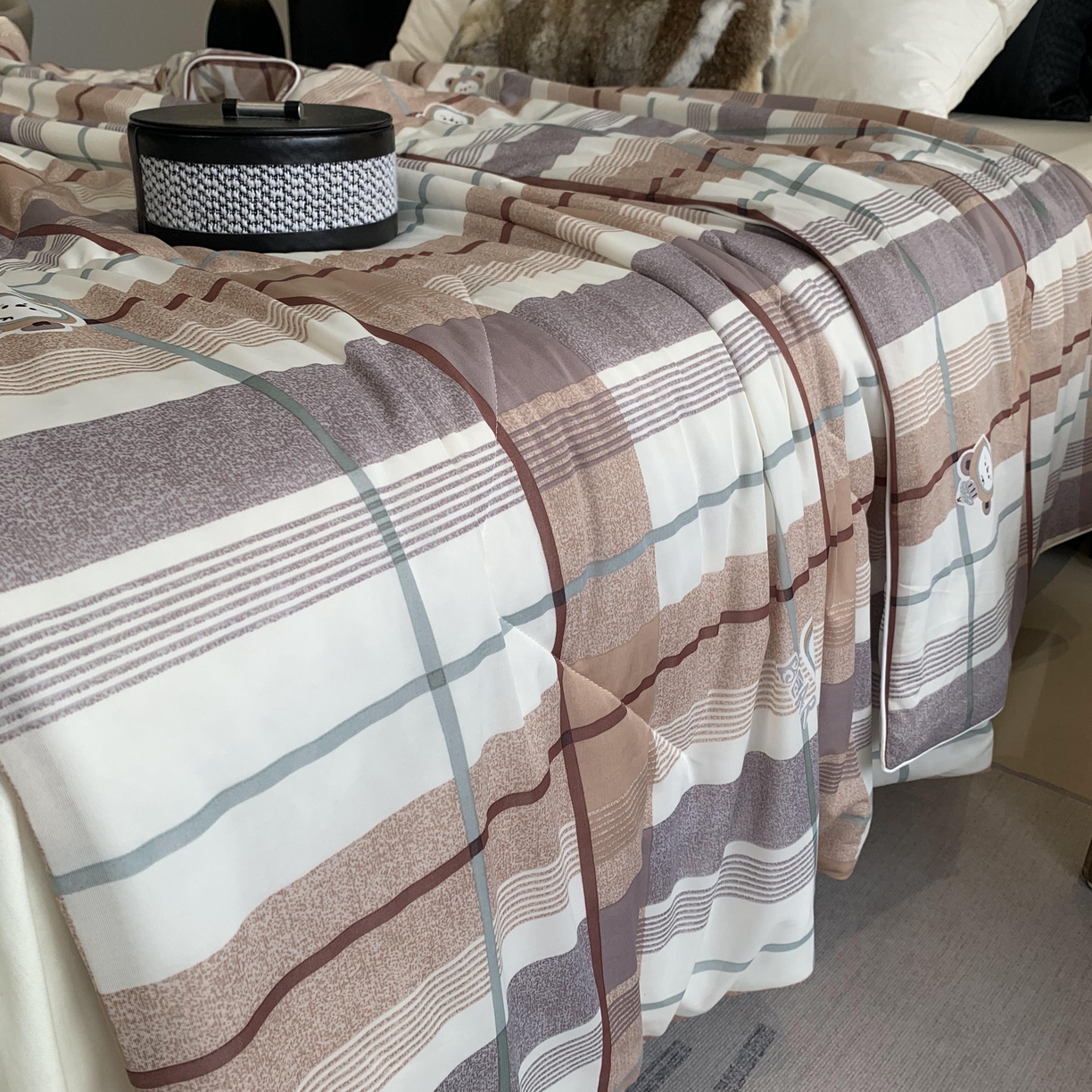 91家纺网 家纺一手货源 找家纺 2025新款小冰皮夏凉被锦纶氨纶面料空调夏被凉感丝单夏被空调被 宝格咖