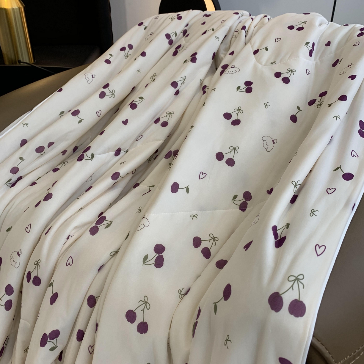 91家纺网 家纺一手货源 找家纺 2025新款小冰皮夏凉被锦纶氨纶面料空调夏被凉感丝单夏被空调被 车厘子