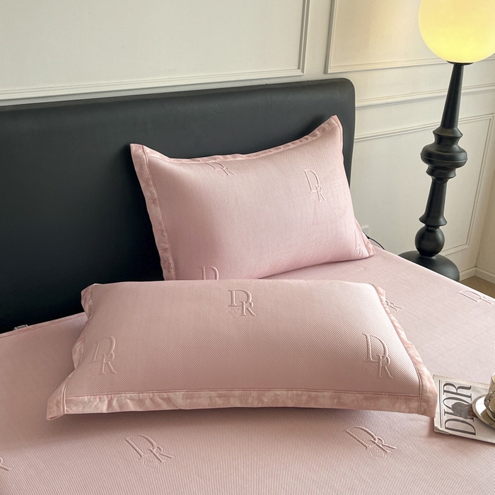 91家纺网 家纺一手货源 找家纺 鑫琪莱  2025新款5D立体雕花凉感豆豆冰丝床裙三件套 床裙D款-粉