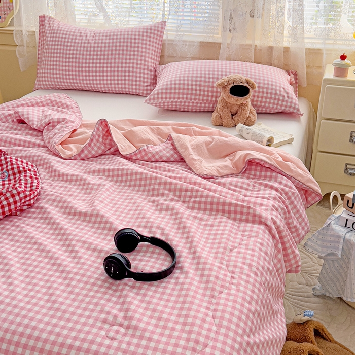 91家纺网 家纺一手货源 找家纺 2025春夏新款嵌绳款云柔水洗棉单夏被夏凉被空调被 嵌绳夏被-小格浅粉