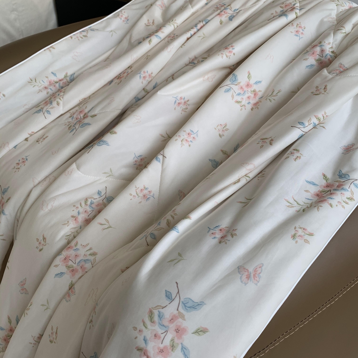 91家纺网 家纺一手货源 找家纺 2025新款小冰皮夏凉被锦纶氨纶面料空调夏被凉感丝单夏被空调被 桃花朵朵