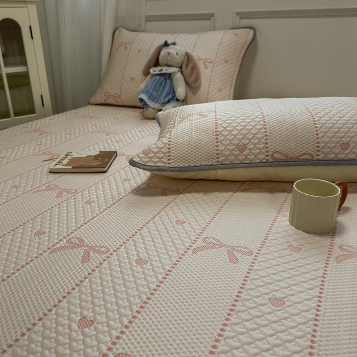 91家纺网 家纺一手货源 找家纺 金爱家 2025新款430克中分子豆豆席凉席席子 豆豆席-蝴蝶结粉