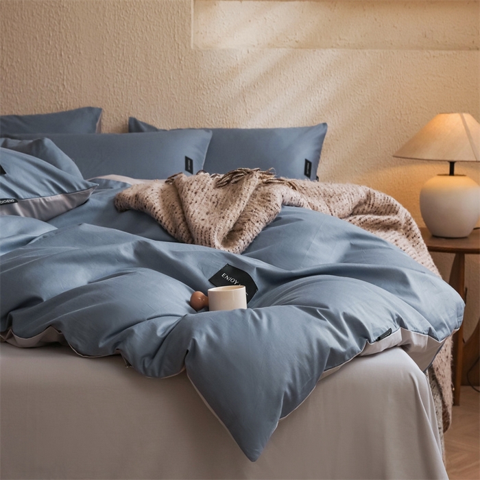 91家纺网 家纺一手货源 找家纺 启程2025新款全棉纯色双拼无印风四件套 牛仔蓝+绅士灰