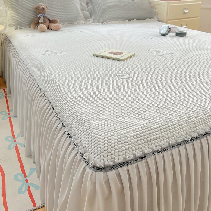 91家纺网 家纺一手货源 找家纺 梦舒羽 2025春夏新款冰豆豆凉席席子-床裙款 凉豆豆-小熊灰