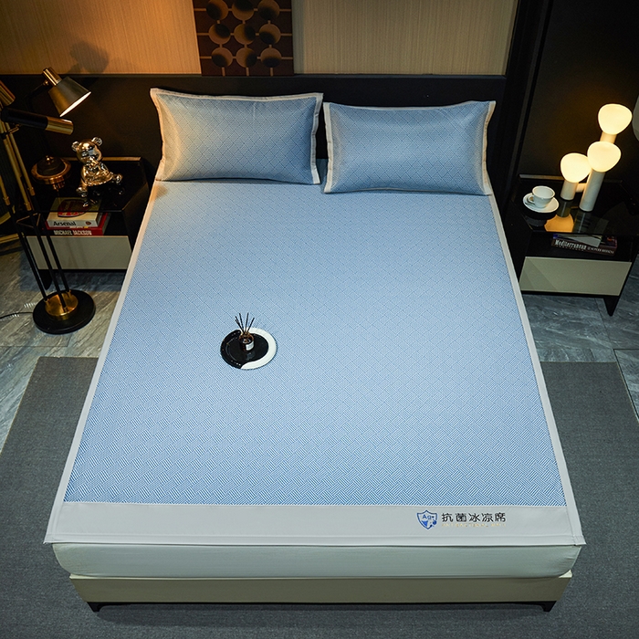 91家纺网 家纺一手货源 找家纺 小萌虎 2025新款轻柔丝抗菌冰丝藤凉席（复合三明治款）宽包刺绣冰丝软席藤席 抗菌三明治冰丝藤席-冰岛-绅士蓝